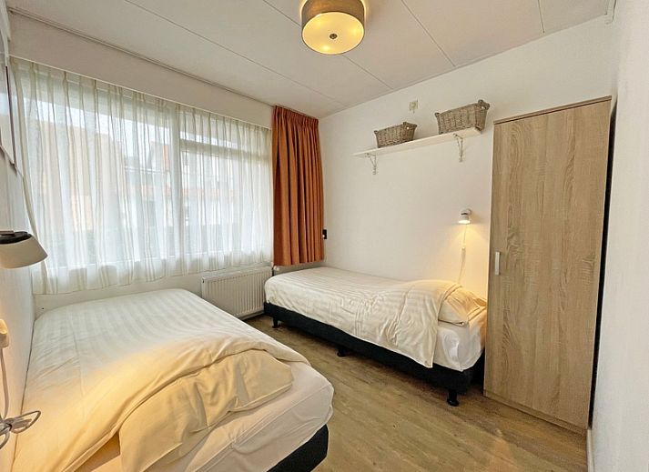 Lichte eetruimte in Appartement Bos en Duin 10, De Dennen, Texel met een moderne tafel en stoelen.