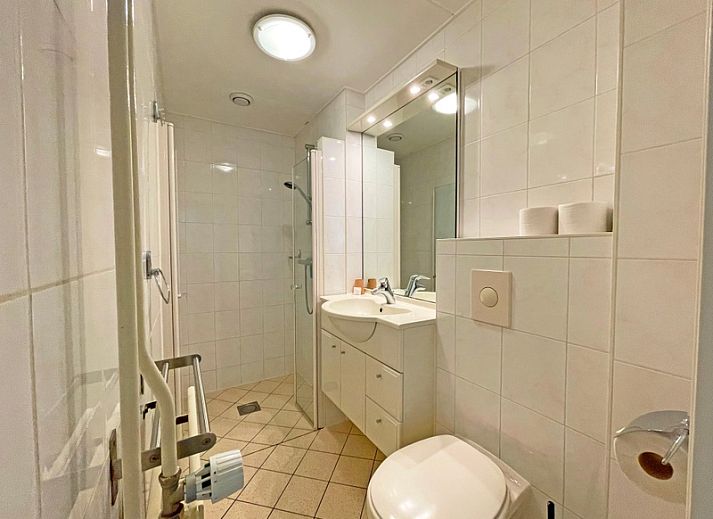 Lichte eetruimte in Appartement Bos en Duin 10, De Dennen, Texel met een moderne tafel en stoelen.