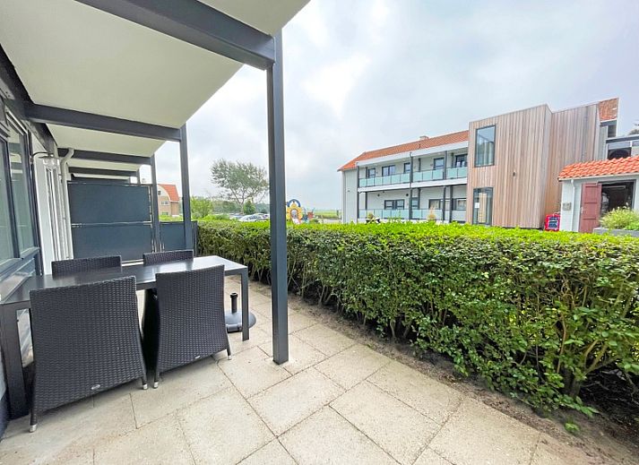 Lichte eetruimte in Appartement Bos en Duin 10, De Dennen, Texel met een moderne tafel en stoelen.