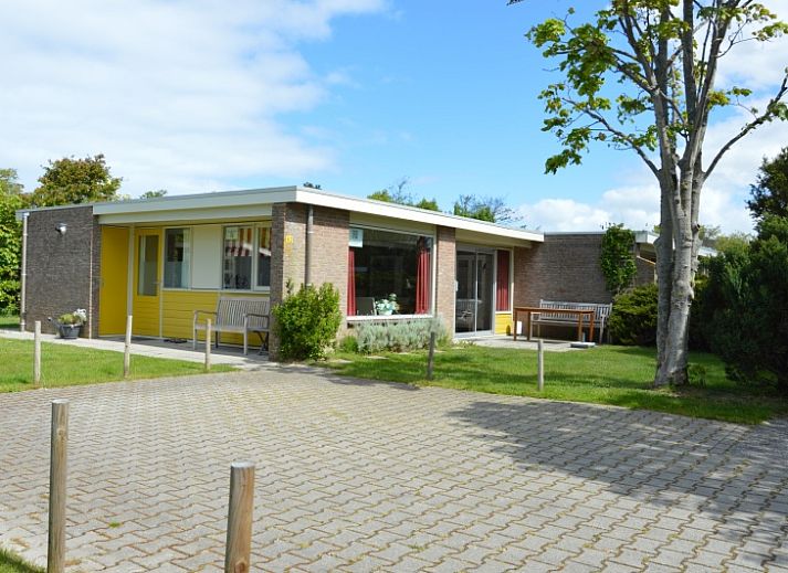 Bungalow Verste Coogh 62 in De Dennen, Texel met zonnig terras en groene tuin, ideaal vakantiehuis op de Waddeneilanden.