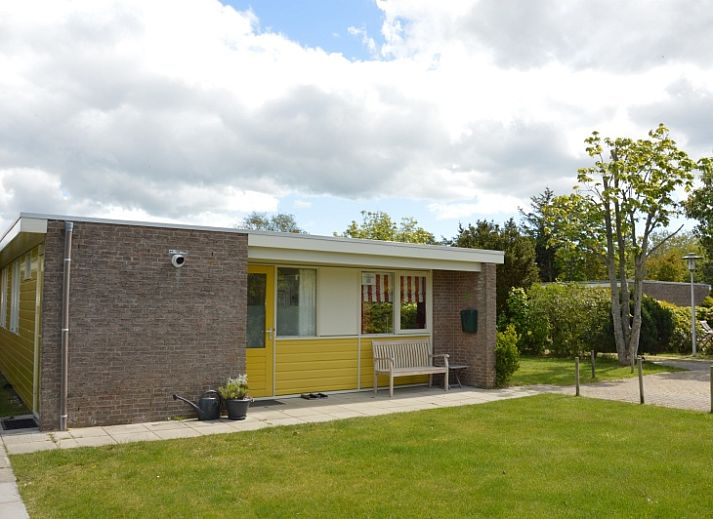 Bungalow Verste Coogh 62 in De Dennen, Texel met zonnig terras en groene tuin, ideaal vakantiehuis op de Waddeneilanden.