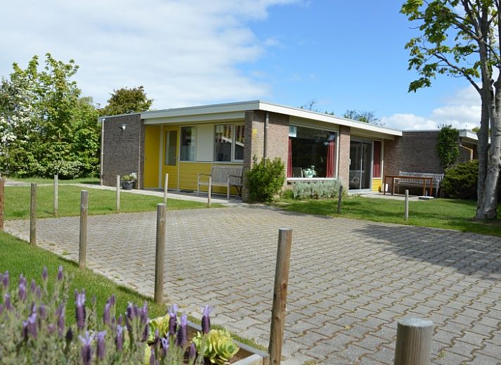 Bungalow Verste Coogh 62 in De Dennen, Texel met zonnig terras en groene tuin, ideaal vakantiehuis op de Waddeneilanden.
