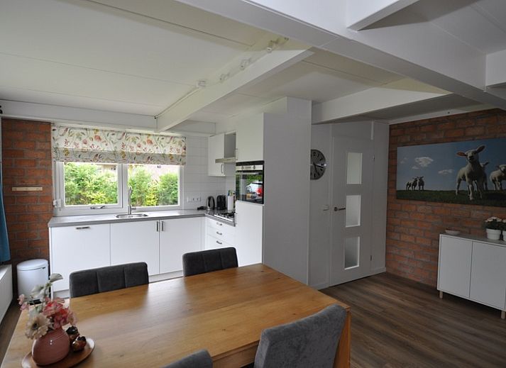 Vakantiewoning Bungalow Verste Coogh 62, De Dennen, Texel met ruime oprit en omringende natuur, perfect voor een ontspannen verblijf.