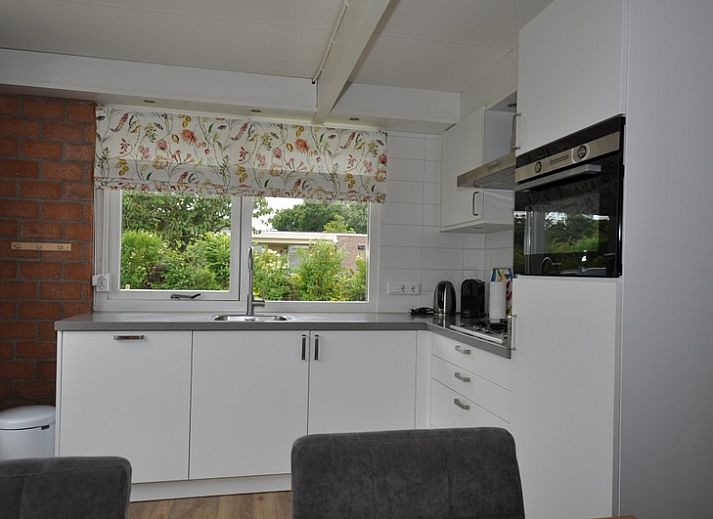 Vakantiewoning Bungalow Verste Coogh 62, De Dennen, Texel met ruime oprit en omringende natuur, perfect voor een ontspannen verblijf.