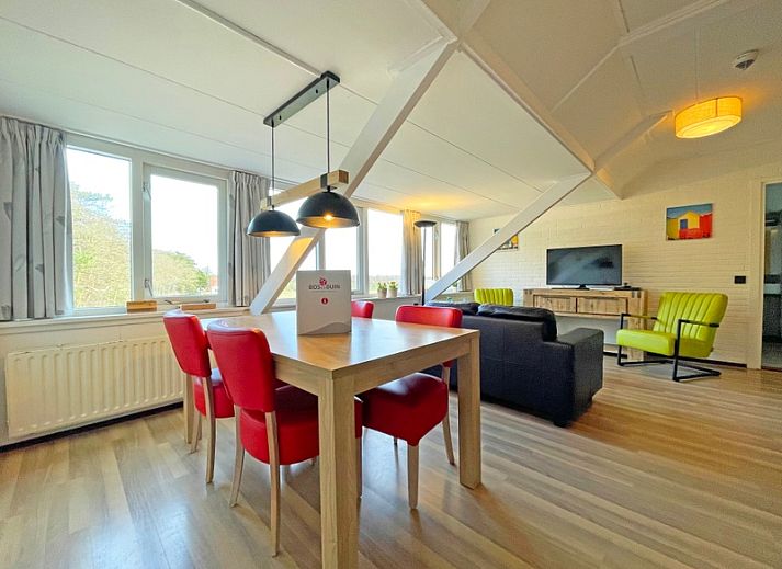 Ruime woonkamer van Appartement Bos en Duin 36 in De Dennen, Texel met moderne inrichting en veel natuurlijk licht.