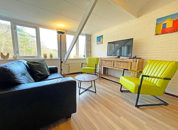 Ruime woonkamer van Appartement Bos en Duin 36 in De Dennen, Texel met moderne inrichting en veel natuurlijk licht.