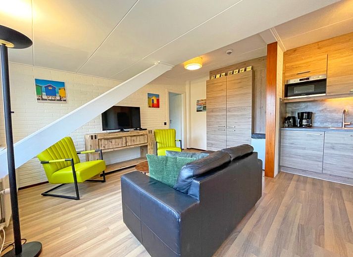 Ruime woonkamer van Appartement Bos en Duin 36 in De Dennen, Texel met moderne inrichting en veel natuurlijk licht.