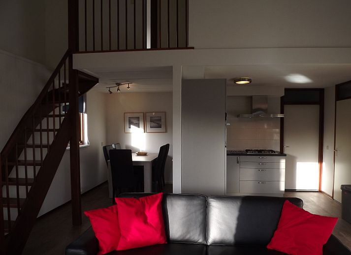 Moderne keuken in Vakantiehuis Gortersmient 210, De Dennen, Texel met comfortabele zithoek.