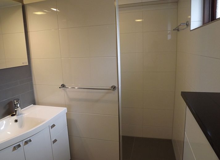 Gezellige binnenruimte met eethoek in Vakantiehuis Gortersmient 210, De Dennen, Texel.