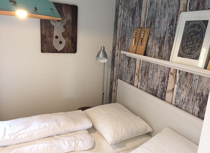 Relax in the green garden of Vakantiepark de Bremakker - Chalet on Texel, Weideveld 80, with comfortable sitting area in De Dennen, Texel.