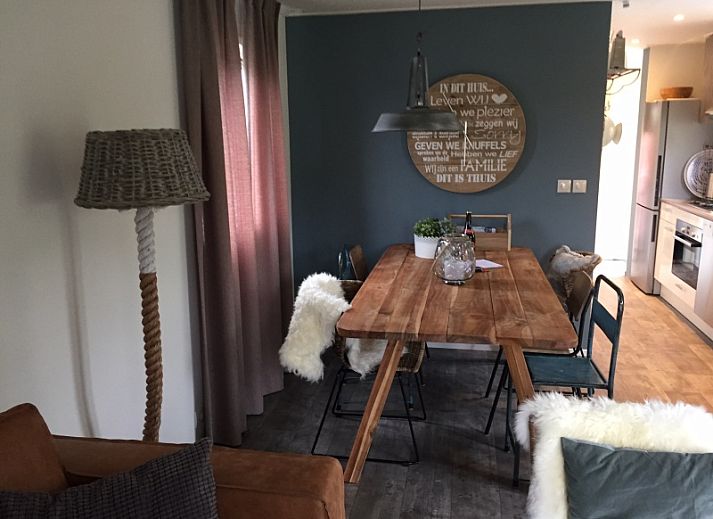 Relax in the green garden of Vakantiepark de Bremakker - Chalet on Texel, Weideveld 80, with comfortable sitting area in De Dennen, Texel.