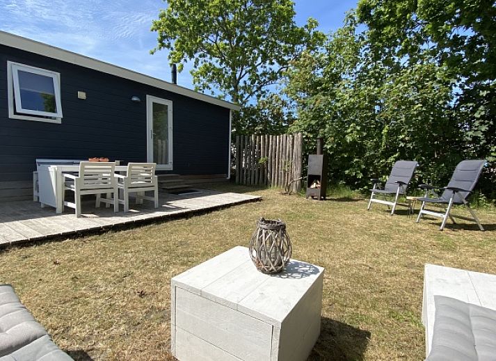 Relax in the green garden of Vakantiepark de Bremakker - Chalet on Texel, Weideveld 80, with comfortable sitting area in De Dennen, Texel.