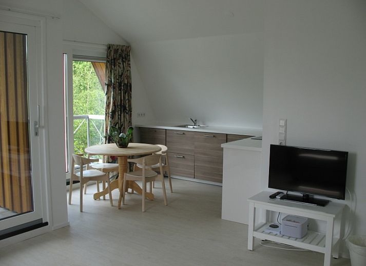 Vijverhof Ferienhaus fuer 6 Personen in De Dennen, Texel, umgeben von ueppiger Natur und mit einer einladenden Terrasse.