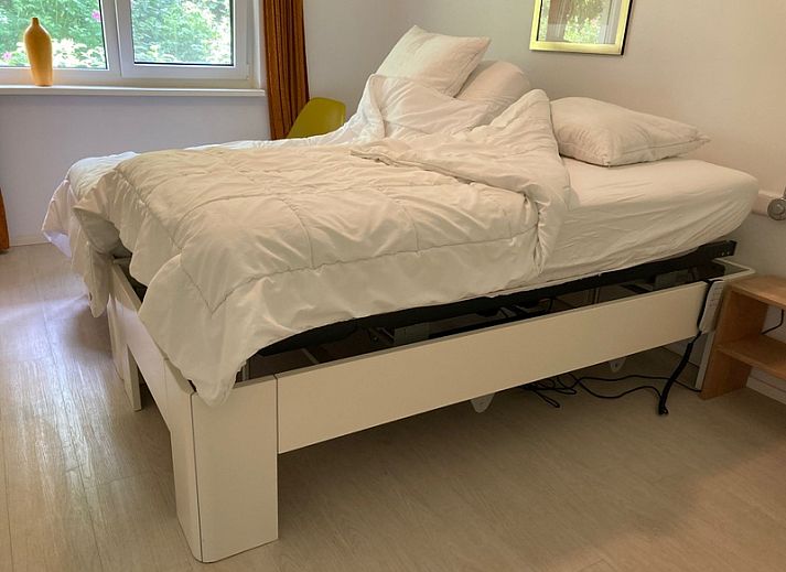 Vijverhof Ferienhaus fuer 6 Personen in De Dennen, Texel, mit sonniger Terrasse und gruenem Garten, ideal fuer einen entspannten Aufenthalt auf den Watteninseln.