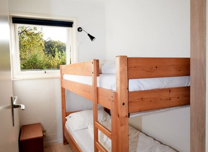 Lichte leefruimte in Vakantiehuis de Parel 200, De Dennen Texel met uitzicht op tuin.