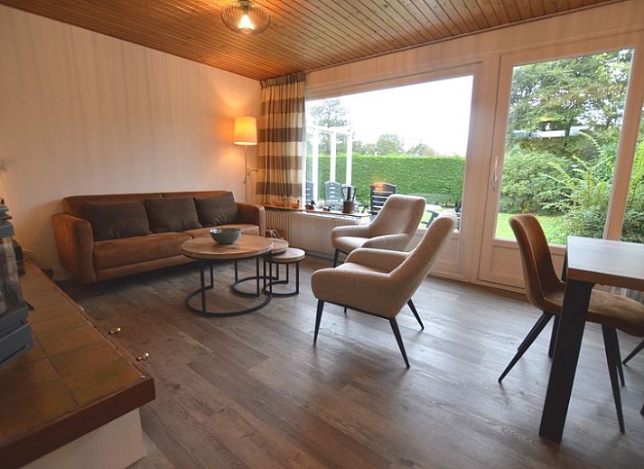 Ferienhaus de Parel 234 in De Dennen, Texel mit sonniger Terrasse und gruenem Garten.