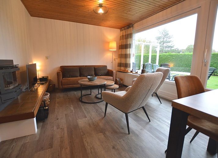 Ferienhaus de Parel 234 in De Dennen, Texel mit sonniger Terrasse und gruenem Garten.