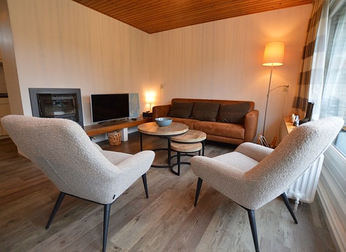 Ferienhaus de Parel 234 in De Dennen, Texel mit sonniger Terrasse und gruenem Garten.