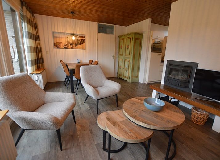 Ferienhaus de Parel 234 in De Dennen, Texel mit sonniger Terrasse und gruenem Garten.