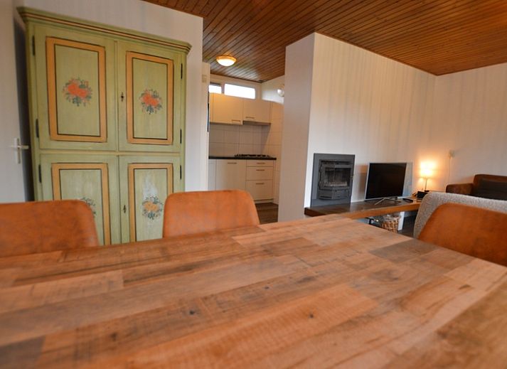 Gemuetliches Wohnzimmer des Ferienhauses de Parel 234 in De Dennen, Texel mit Blick auf den Garten.