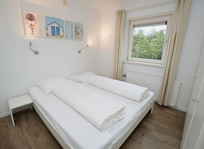 Gemuetliche Sitzecke im Ferienhaus de Parel 234, De Dennen, Texel mit grossen Fenstern.