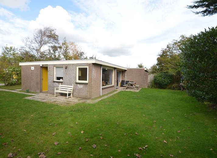 Bungalow Verste Coogh 56 in De Dennen, Texel, met ruime tuin en terras voor ontspanning op de Waddeneilanden.