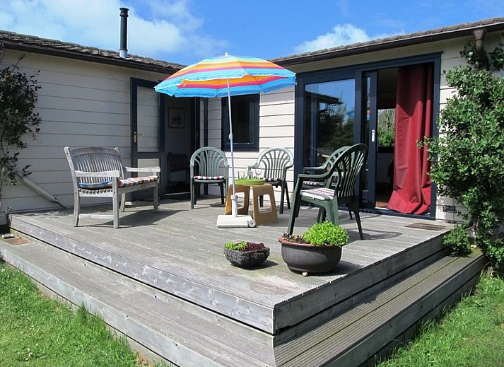 Vakantiepark De Bremakker in De Dennen Texel biedt een gezellig vakantiehuis met kleurrijke tuin en ruime ramen.