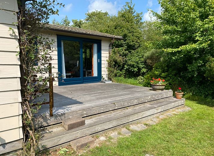 Vakantiepark De Bremakker in De Dennen Texel biedt een gezellig vakantiehuis met kleurrijke tuin en ruime ramen.