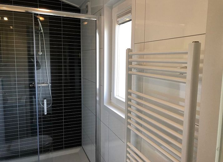 Geniet van de rust bij Vakantiepark de Bremakker - Bosveld 103, een sfeervol vakantiehuis in De Dennen, Texel, omgeven door groene natuur.