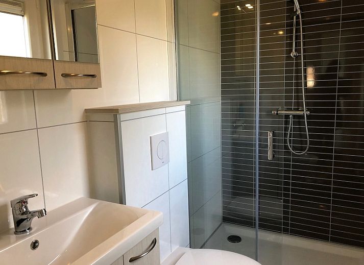 Geniet van de rust bij Vakantiepark de Bremakker - Bosveld 103, een sfeervol vakantiehuis in De Dennen, Texel, omgeven door groene natuur.