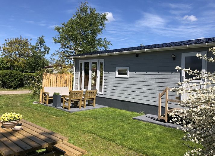 Geniet van de rust bij Vakantiepark de Bremakker - Bosveld 103, een sfeervol vakantiehuis in De Dennen, Texel, omgeven door groene natuur.