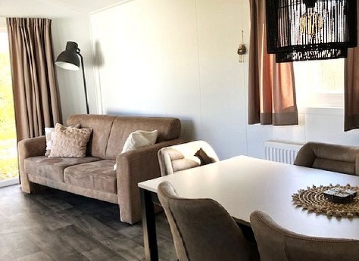 Moderne badkamer in Vakantiepark de Bremakker - Bosveld 103, vakantiehuis in De Dennen, Texel, met luxe douche en handdoekradiator.