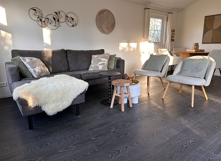 Vakantiehuis bij Vakantiepark de Bremakker, Weideveld 63, De Dennen, Texel, met zonnige veranda en omringd door natuur.