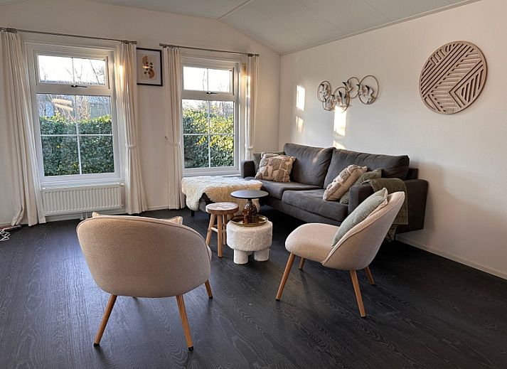 Vakantiehuis bij Vakantiepark de Bremakker, Weideveld 63, De Dennen, Texel, met zonnige veranda en omringd door natuur.