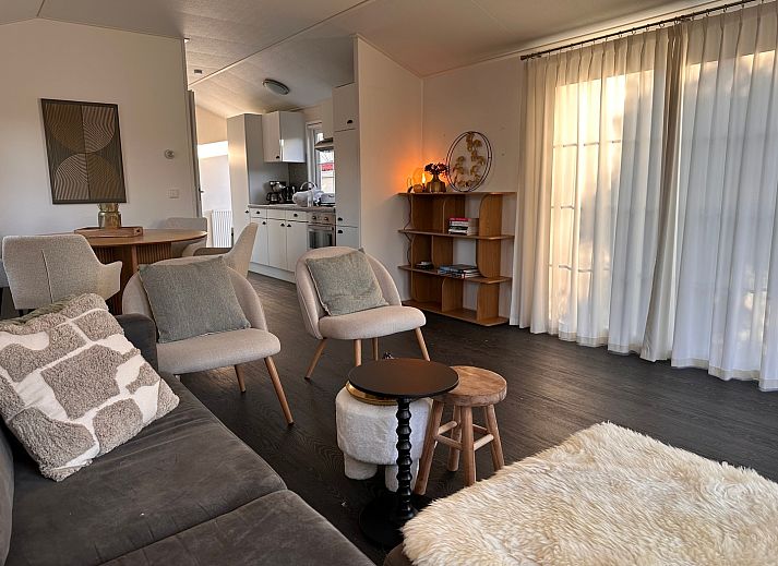 Vakantiehuis bij Vakantiepark de Bremakker, Weideveld 63, De Dennen, Texel, met zonnige veranda en omringd door natuur.