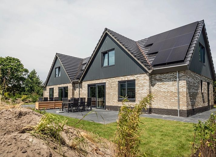 Vakantiepark De Koorn-aar Villa in De Dennen Texel met moderne architectuur en ruime tuin.