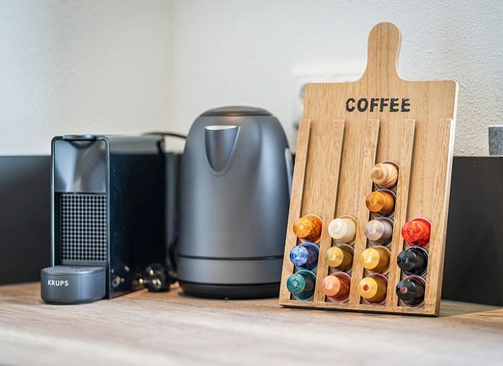 Buitenzijde van Vakantiepark De Koorn-aar Villa in De Dennen Texel met terras en groene omgeving.