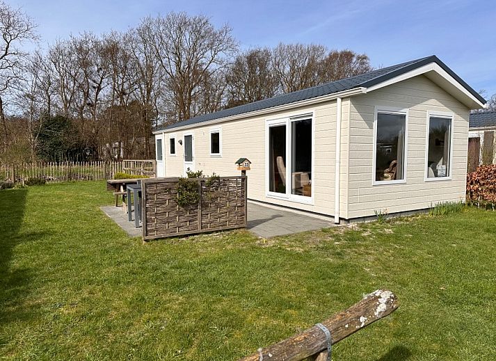 Ferienpark De Bremakker - Chalet Skeep, ein charmantes Ferienhaus in De Dennen, Texel, mit einer sonnigen Terrasse und umgeben von Natur.