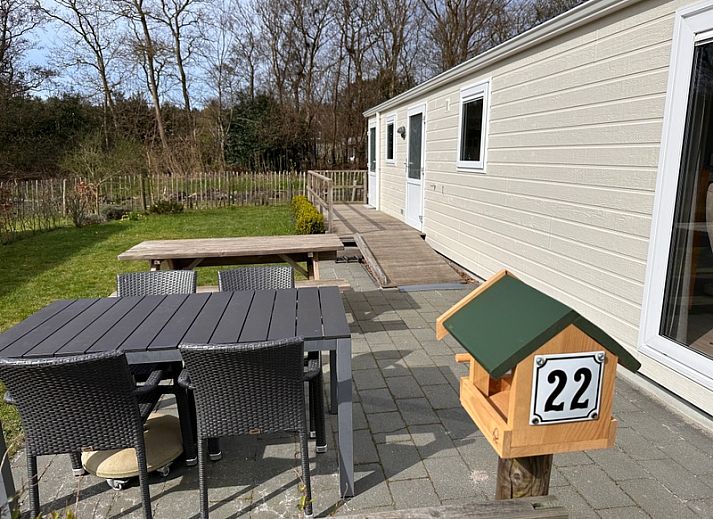 Ferienpark De Bremakker - Chalet Skeep, ein charmantes Ferienhaus in De Dennen, Texel, mit einer sonnigen Terrasse und umgeben von Natur.