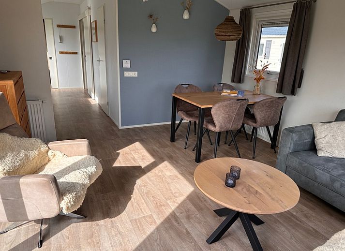 Ferienpark De Bremakker - Chalet Skeep, ein charmantes Ferienhaus in De Dennen, Texel, mit einer sonnigen Terrasse und umgeben von Natur.