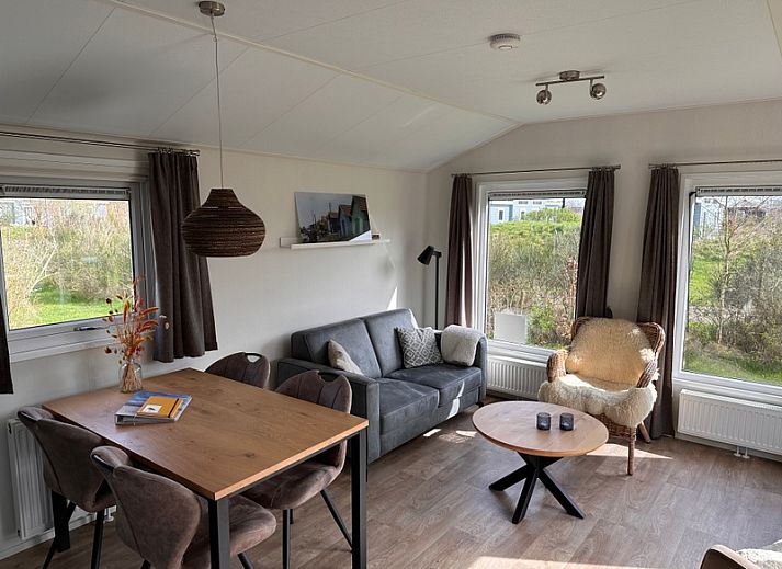 Ferienpark De Bremakker - Chalet Skeep, ein charmantes Ferienhaus in De Dennen, Texel, mit einer sonnigen Terrasse und umgeben von Natur.