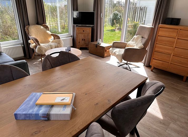 Ferienpark De Bremakker - Chalet Skeep, ein charmantes Ferienhaus in De Dennen, Texel, umgeben von Gruen und beruhigender Natur.