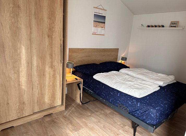 Ferienpark De Bremakker - Chalet Skeep, ein charmantes Ferienhaus in De Dennen, Texel, umgeben von Gruen und beruhigender Natur.