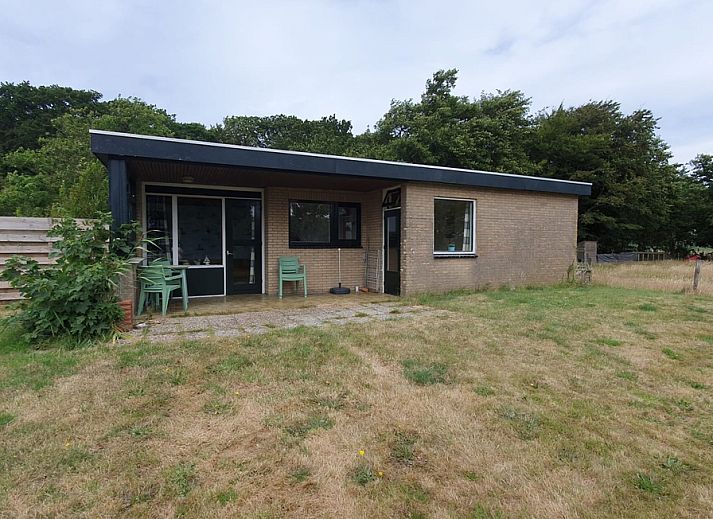 Vakantiehuis Weizicht Texel in De Dennen, Texel, met terras en omringd door natuur op de Waddeneilanden.