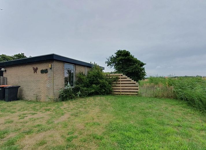 Vakantiehuis Weizicht Texel in De Dennen, Texel, met terras en omringd door natuur op de Waddeneilanden.