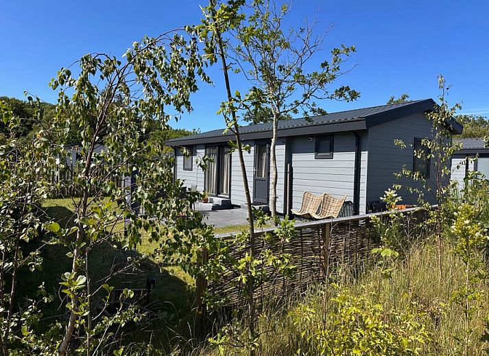 Ferienpark de Bremakker - Chalet Wulk - Bosveld 145 in De Dennen, Texel mit moderner Einrichtung und gruener Umgebung.