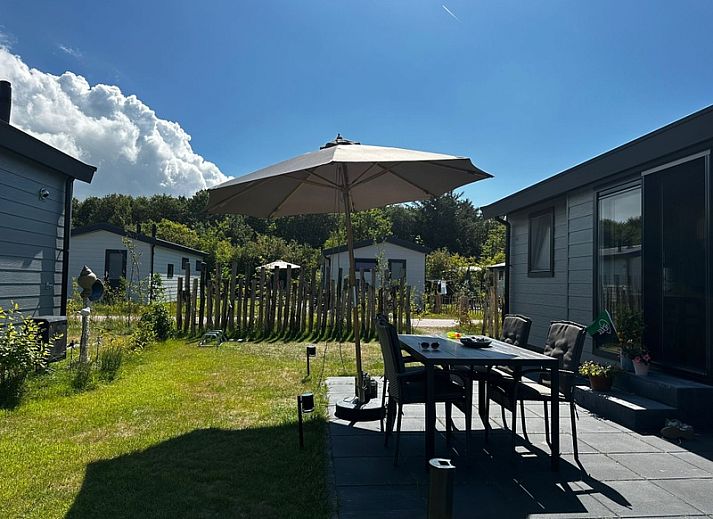 Ferienpark de Bremakker - Chalet Wulk - Bosveld 145 in De Dennen, Texel mit moderner Einrichtung und gruener Umgebung.