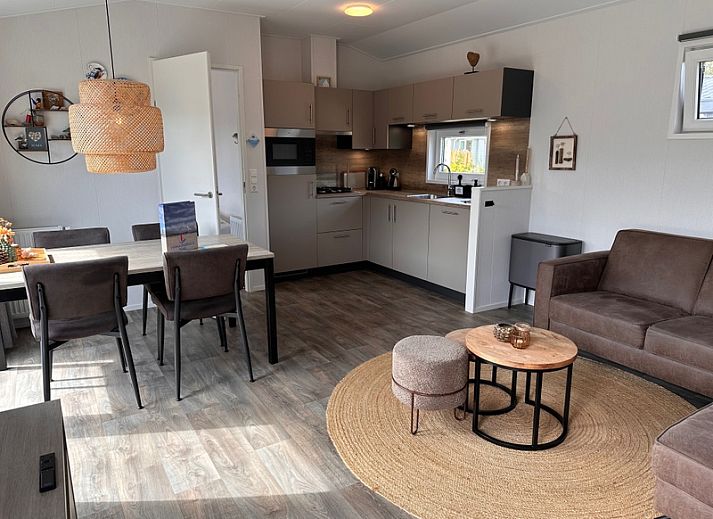 Chalet Wulk im Vakantiepark de Bremakker, gelegen im waldreichen De Dennen auf Texel, mit Sonnenterrasse.