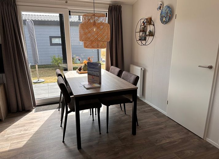 Chalet Wulk im Vakantiepark de Bremakker, gelegen im waldreichen De Dennen auf Texel, mit Sonnenterrasse.