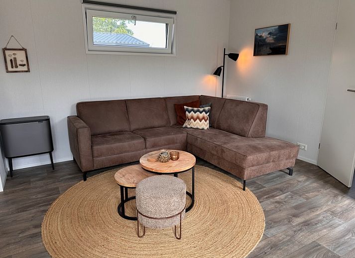 Chalet Wulk im Vakantiepark de Bremakker, gelegen im waldreichen De Dennen auf Texel, mit Sonnenterrasse.